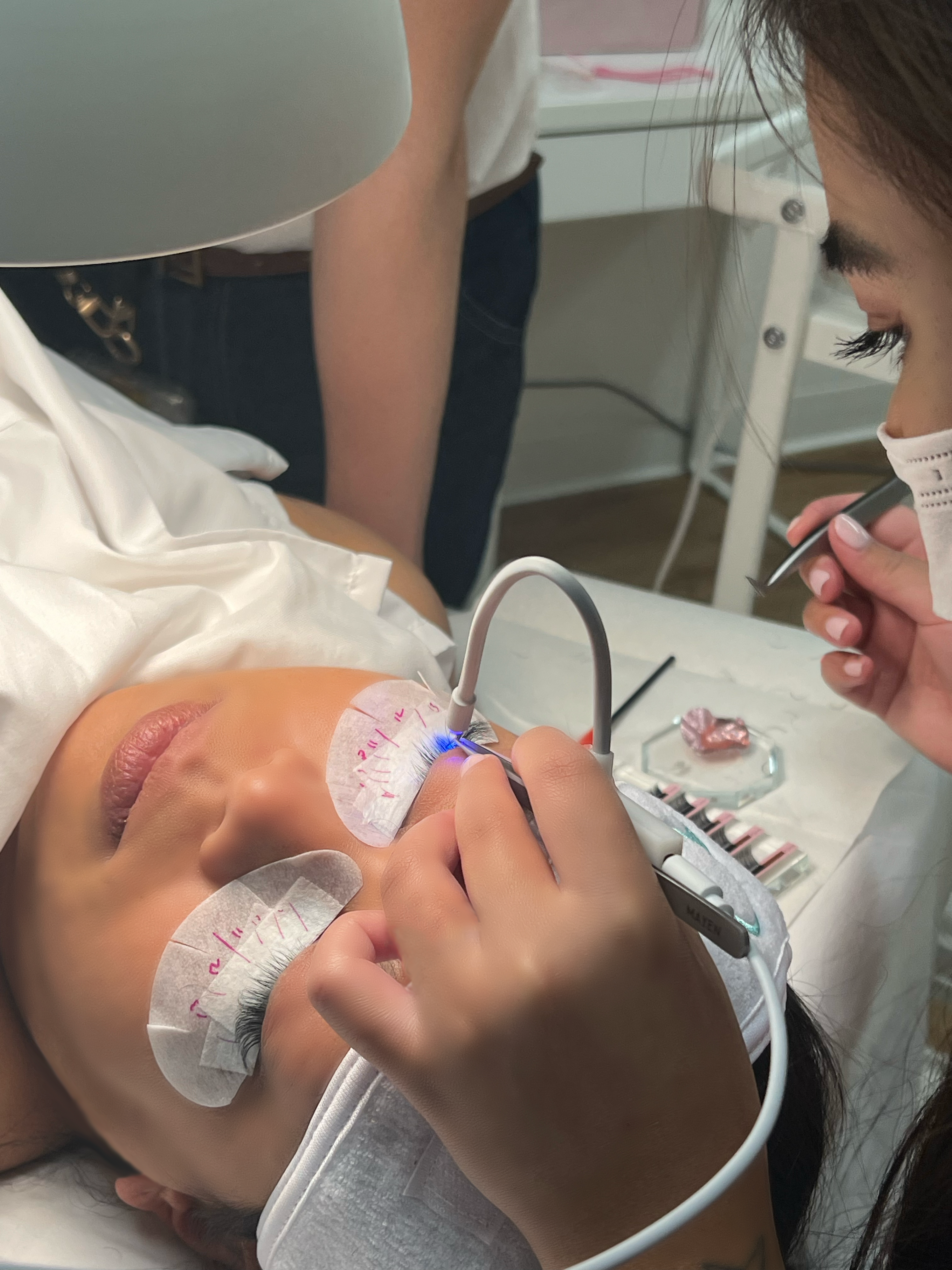 Fast-Drying LED UV Lash Adhesive Application Method
