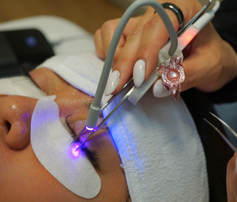 Applying LED UV Lash Extensions with Lynk-Gel